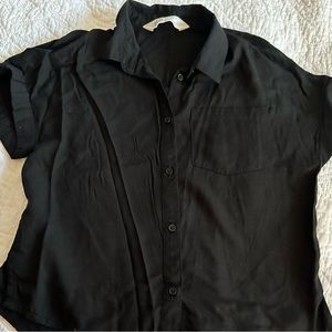 Cute boxy cut button up blouse.